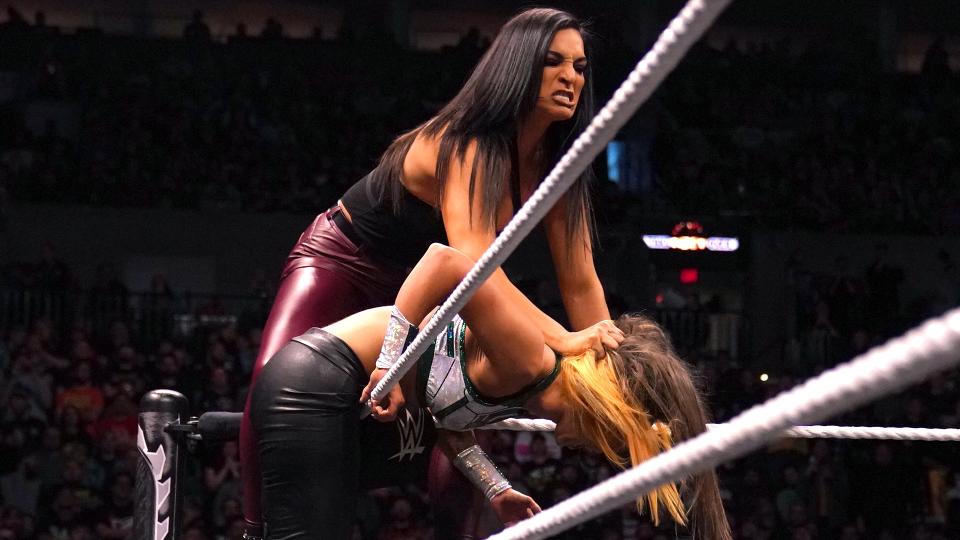 Raquel González ataca Tegan Nox durante Street Fight.