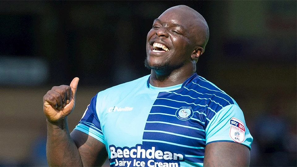 Com fama de marombeiro, Akinfenwa é o jogador de futebol mais