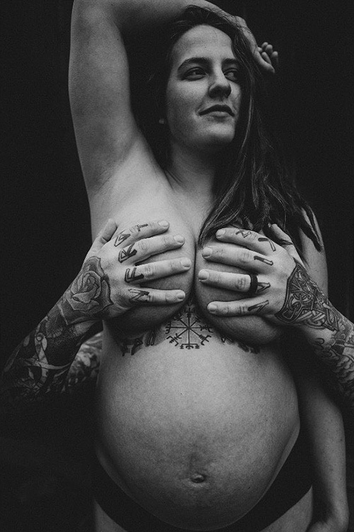 Sarah Logan divulga foto grávida e em topless