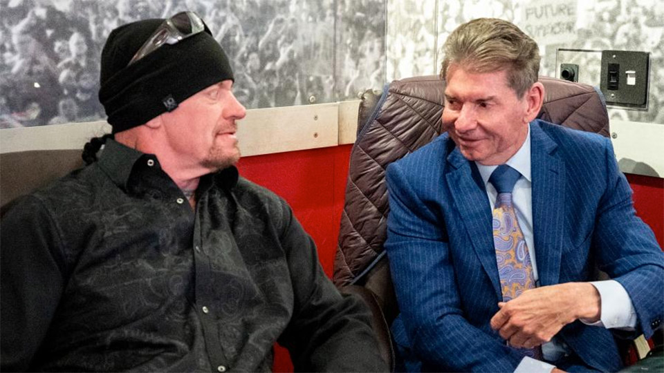 Vince McMahon nimmt The Undertaker in die Hall of Fame auf