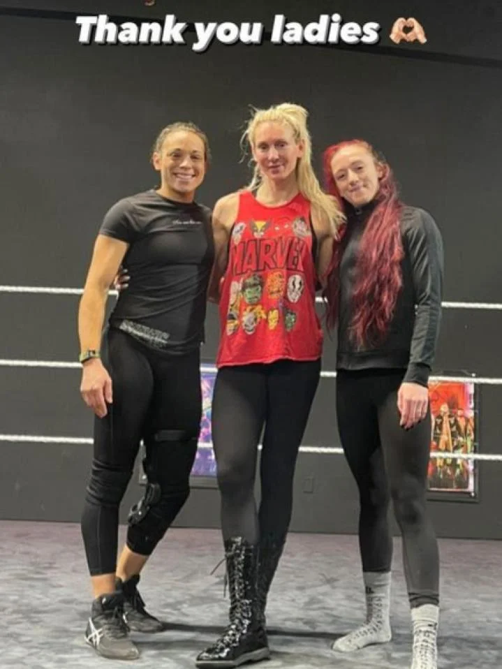 Charlotte Flair treina com Superstars do NXT