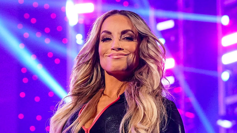 Trish Stratus faz tease de combate com Tiffany Stratton