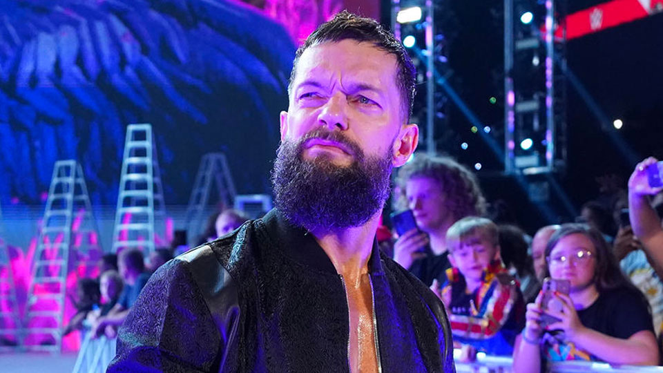 Finn Bálor renova contrato e celebra 10 anos com a WWE