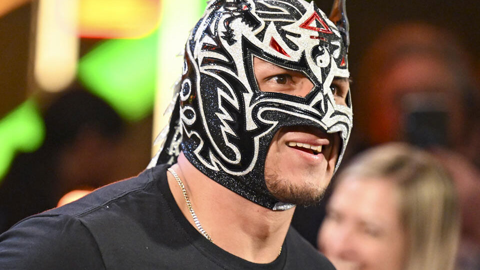 Dragon Lee entra na LWO para combate na WrestleMania